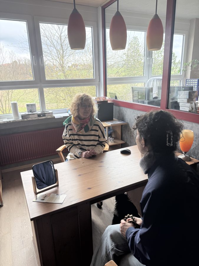 Zahntechnikermeisterin Anke Bernhardt im persönlichen Beratungsgespräch mit einer Patientin im Dentallabor Zimmerling, Untersiemau bei Coburg