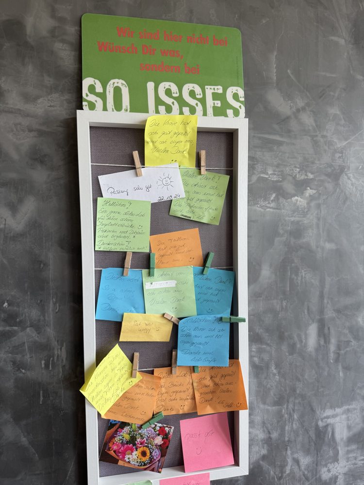 SO ISSES – Pinnwand mit handgeschriebenen Dankes-Notizen von Zahnärzten und Patienten im Dentallabor Zimmerling, Coburg